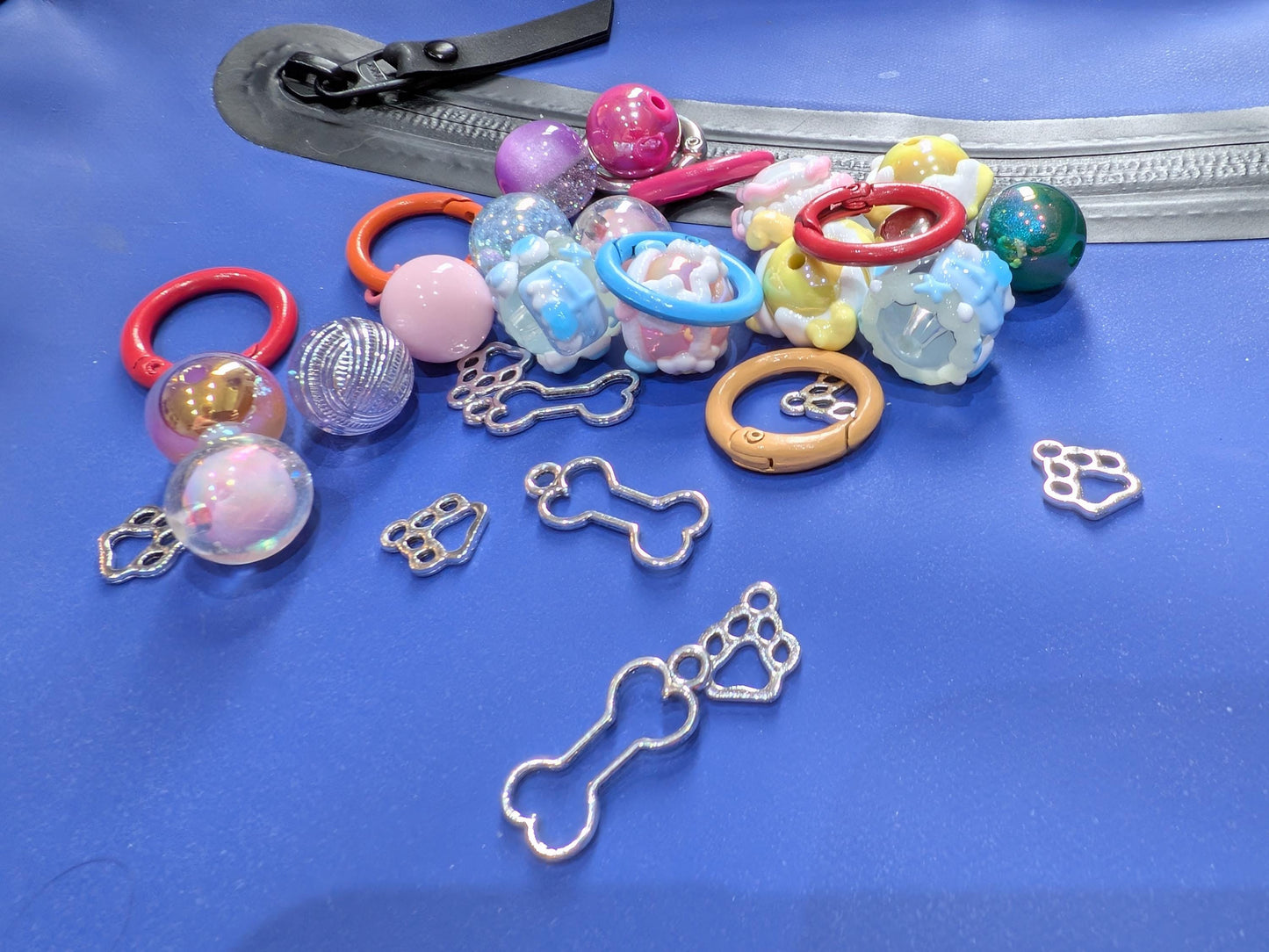 Handmade Beaded Dog Keyring — Pink Sweetie Bead — Frenchie